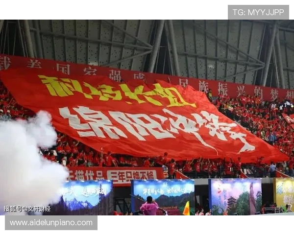 球迷手工海报传递创意 点燃赛场激情让现场氛围更热烈